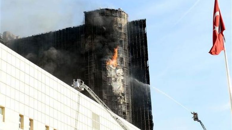 Imazhe rrëqethëse që tregojnë zjarrin e madh që ka shpërthyer në spitalin e Stambollit (Foto)