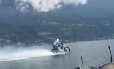 Arriti në cepin tjetër të liqenit, duke vozitur mbi ujë motoçikletën e modifikuar (Video)