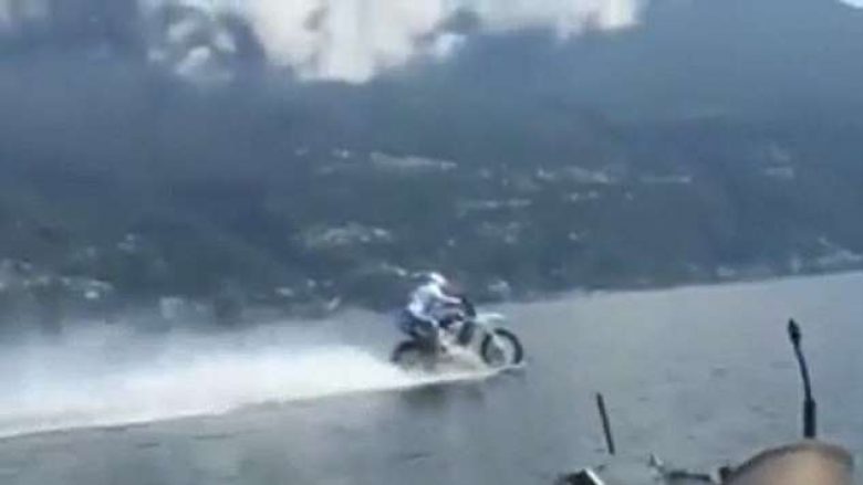 Arriti në cepin tjetër të liqenit, duke vozitur mbi ujë motoçikletën e modifikuar (Video)