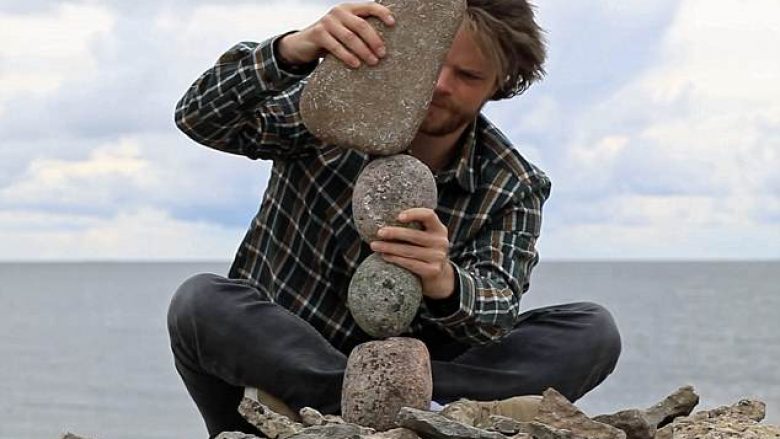 Artisti krijon statuja duke balancuar gurët, pa përdorur ndonjë ngjitës (Video)