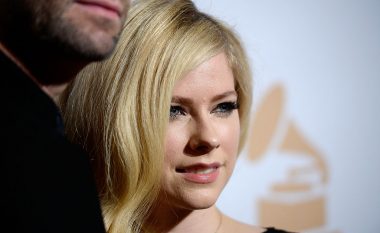 Avril Lavigne pas shërimit dyvjeçar, i rikthehet paraqitjeve para kamerave