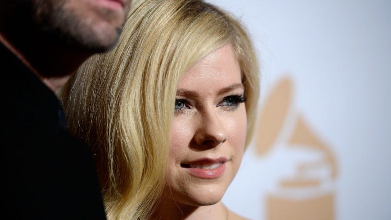 Avril Lavigne pas shërimit dyvjeçar, i rikthehet 