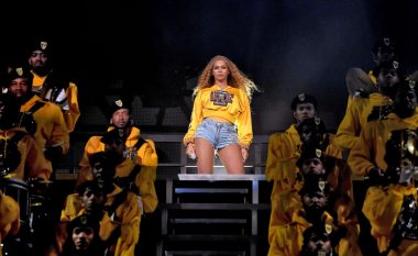 Beyonce dhe Solange rrëzohen gjatë performancës në skenë