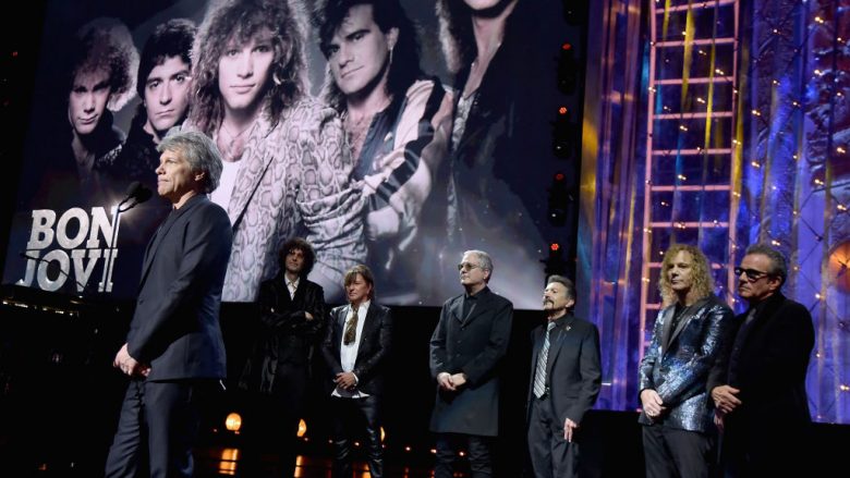 Bon Jovi bëhet pjesë e ‘Rock and Roll Hall of Fame’, grupi ribashkohet për të performuar në skenë