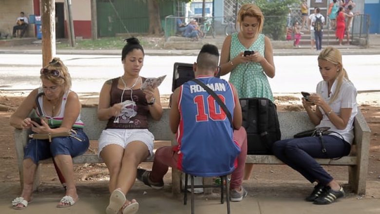 “Conectifai” apo revolucioni digjital në Havanë: Takimet e reja në parkun e WiFi-së! (Video)