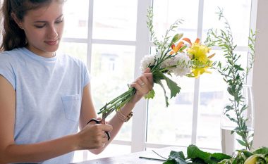 Lulet në vazo: Disa këshilla se si t’iu zgjasni jetën