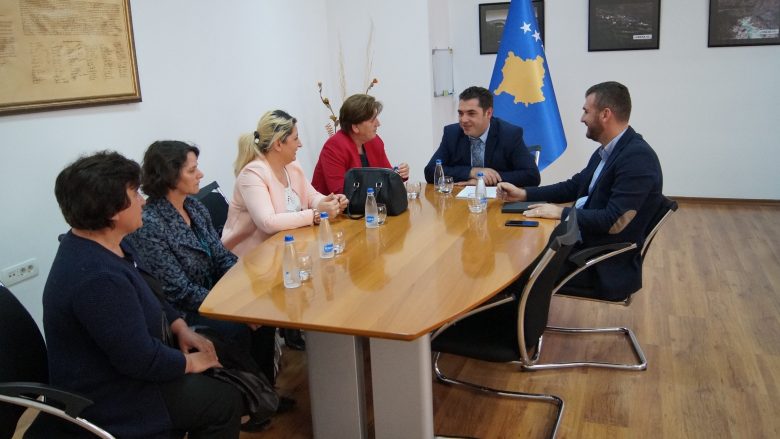 Ministri Hasani premton mbështetje për gratë e Krushës