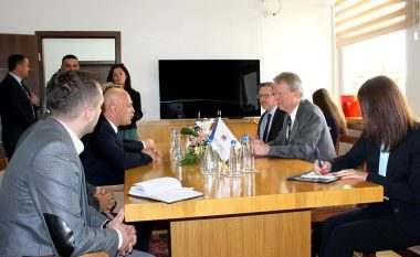Ambasadori amerikan në Kosovë, Greg Delawie e viziton Komunën e Gjakovës