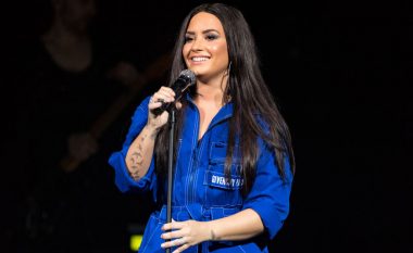 Lovato tregon strijat, celulitin dhe peshën e tepërt: Duhet ta doni veten ashtu si jeni