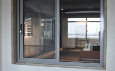 Dritarja për qetësi të plotë, shuan zhurmën deri në 50 për qind, edhe nëse është e hapur (Foto)