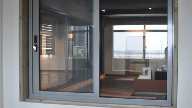 Dritarja për qetësi të plotë, shuan zhurmën deri në 50 për qind, edhe nëse është e hapur (Foto)