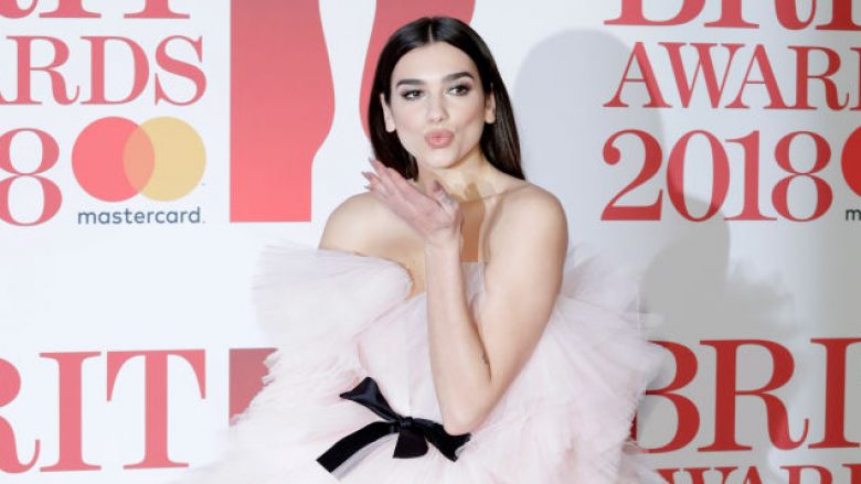 Dua Lipa niset drejt Parisit, por pa pasaportë