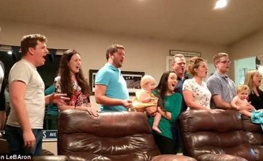 Familjarët e talentuar këndojnë në kor një pjesë nga muzikali i njohur (Video)