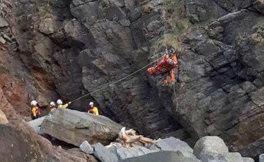 Fëmija 11-vjeçar i mbijetoi rënies nga shkëmbi i lartë 60 metra (Foto)