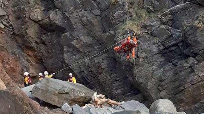 Fëmija 11-vjeçar i mbijetoi rënies nga shkëmbi i lartë 60 metra (Foto)