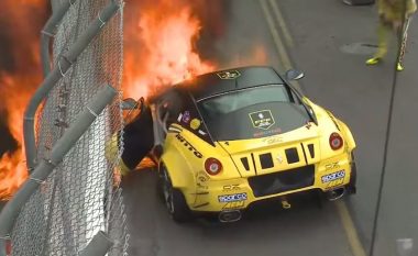 Ferrari 599 përfshihet nga zjarri gjatë debutimit në garë (Video)
