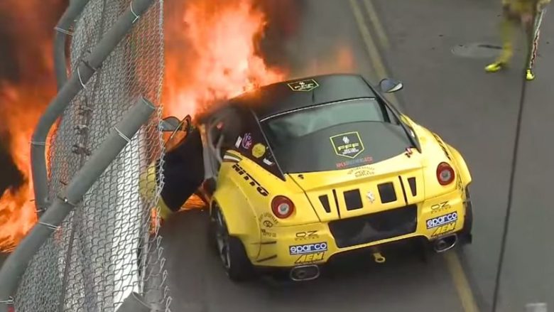 Ferrari 599 përfshihet nga zjarri gjatë debutimit në garë (Video)