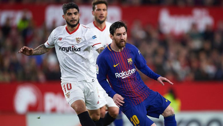 SEVILLE, SPAIN - MARCH 31:  Lionel Messi of FC Barcelona (R) being followed by Ever Banega of Sevilla FC (L) during the La Liga match between Sevilla CF and FC Barcelona at Estadio Ramon Sanchez Pizjuan on March 31, 2018 in Seville, Spain.  (Photo by Aitor Alcalde/Getty Images)