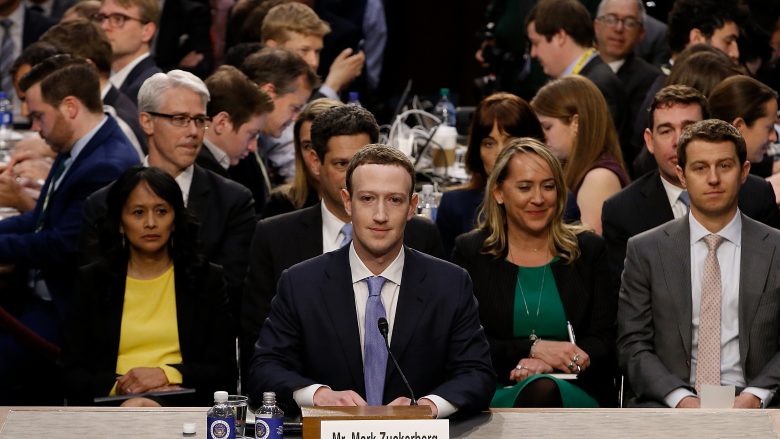Investitorët e Facebook-ut kërkojnë largimin e Zuckerberg