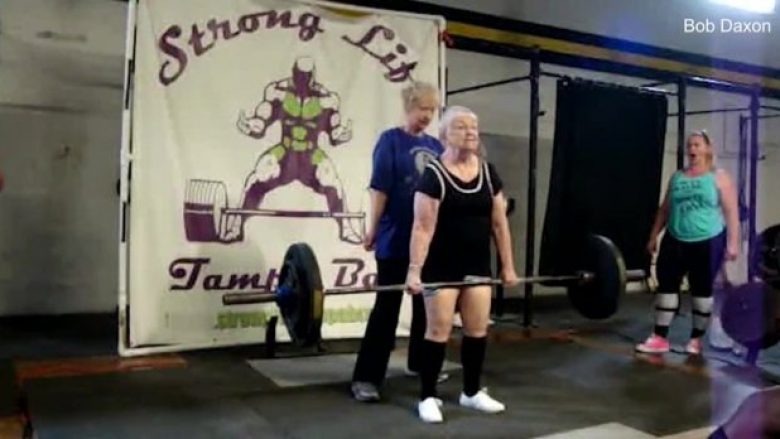 Gjyshja 97-vjeçare që ngritë pesha, inspirimi i të gjithëve për të nisur ushtrimet (Video)