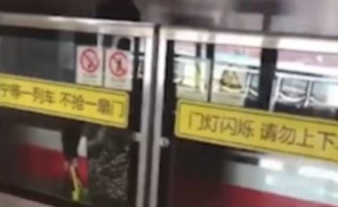 Hapi me forcë dyert e sigurisë, ngeci mes xhamave dhe trenit që lëvizte me shpejtësi (Video)