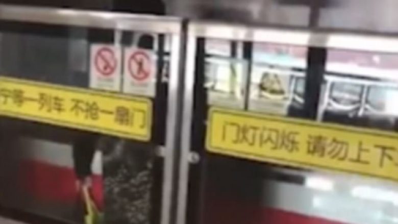 Hapi me forcë dyert e sigurisë, ngeci mes xhamave dhe trenit që lëvizte me shpejtësi (Video)