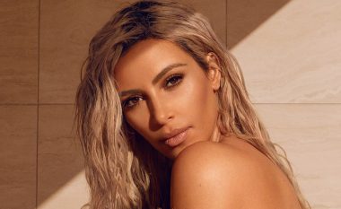 Frizerja e Kim Kardashianit ka zbuluar: Mënyra e thjeshtë se si të arrini tallaze të çrregullta të flokëve!