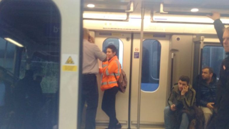 I ngecin gishtat në derën e trenit të ri, kaloi tri stacione derisa u shpëtua (Video)