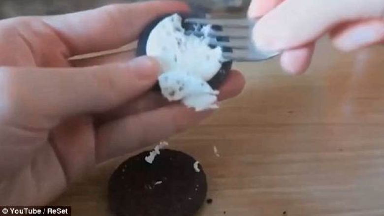 I dha të pastrehut biskotat e mbushura me pastë dhëmbësh, rrezikon deri në dy vjet burg (Video)