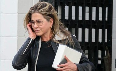 Jennifer Aniston ka treguar stilin e ri të flokëve të cilin e ka kopjuar secila femër të cilën dikush e ka braktisur