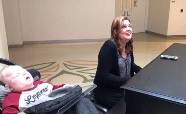 Këndonte dhe i binte pianos për të birin e sëmurë, befasohet nga duartrokitjet e mjekëve (Video)