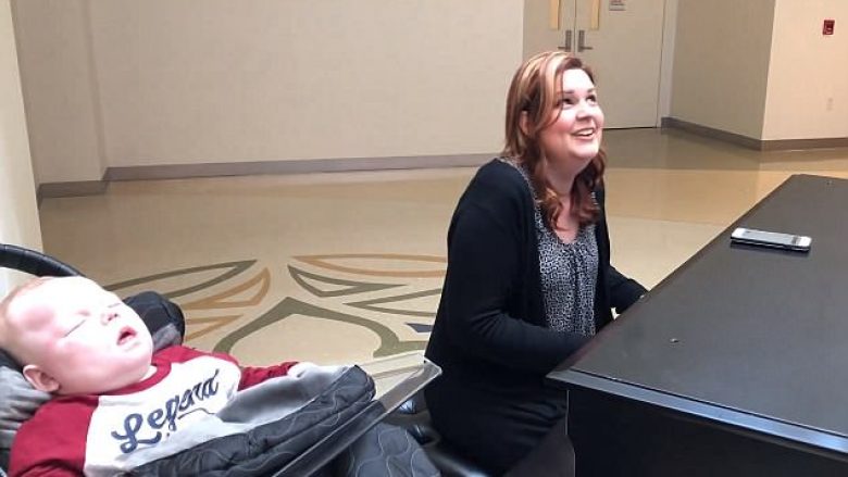 Këndonte dhe i binte pianos për të birin e sëmurë, befasohet nga duartrokitjet e mjekëve (Video)