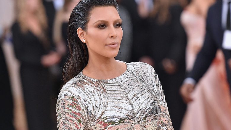 Kim Kardashian nuk zgjedh mënyrë për promovim të produkteve, tani pozon lakuriq mbi një tavolinë