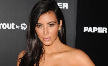 Kim Kardashian rikthehet me pozat me bikini