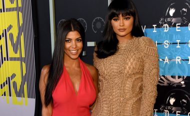 Kylie dhe Kourtney reklamojnë produktet kozmetike, ndërsa joshin me dukjen e tyre