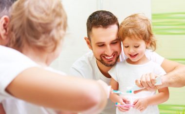 Kur dhe si duhet të fillohet të lahen dhëmbët e fëmijëve dhe me cilat pasta dhe brusha
