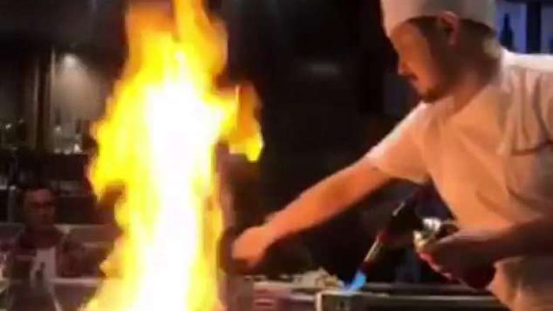 Kuzhinieri e teproi me zjarr dhe aktivizoi alarmin, uji lagu të gjithë klientët e restorantit (Video)