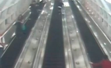 Lëshoi pa kujdes valixhen e rëndë, rrëzoi keq gruan që ndodhej përpara (Video)