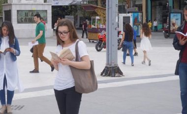 Kalimtarët habiten kur të gjithë fillojnë të lexojnë në qendër të Shkupit (Foto/Video)