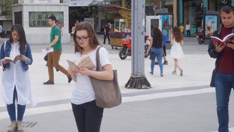 Kalimtarët habiten kur të gjithë fillojnë të lexojnë në qendër të Shkupit (Foto/Video)