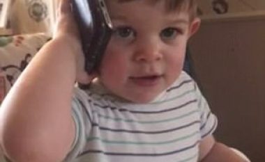 Lodhet nga telefonatat ku reklamohen kompanitë e sigurimit, ia kalon telefonin fëmijës së vogël (Video)