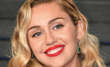 Miley Cyrus nuk është penduar për pozimin nudo në moshë 15 vjeçare