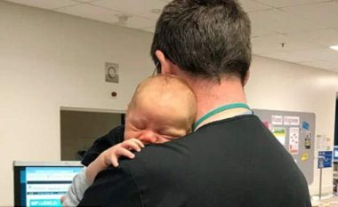 Mjeku ‘legjendë’ mbajti për një orë beben në krah, derisa e ëma i nënshtrohej analizave (Foto)