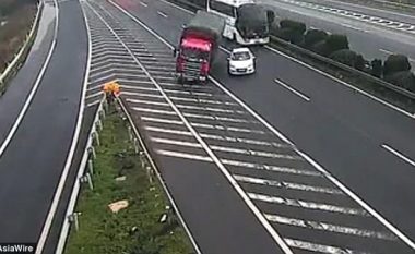 Ndaloi në mes të autostradës, shkaktoi rrotullimin e dy kamionëve (Video)