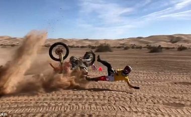 Ngasja me shpejtësi nëpër dunat e shkretëtirës gati i kushtoi me jetë (Video)