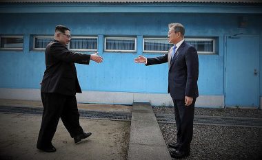 Takimi historik: Kim Jong-un dukej i buzëqeshur, por ekspertët zbulojnë se kishte diçka “të fshehur brenda”! (Foto/Video)