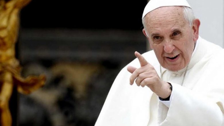 Papa u dërgon letër inkurajimi priftërinjve në botë