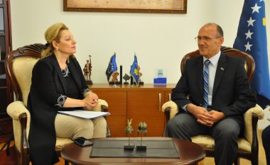 Gashi takon Apostolovën, flasin për sigurinë në Kosovë