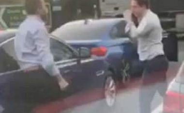 Përleshja qesharake mes dy shoferëve, para se të kthehen të turpëruar në veturat e tyre (Video)