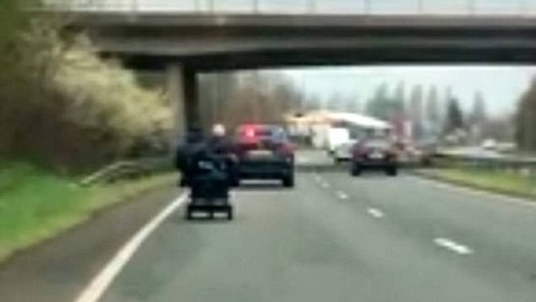 Policia përcolli makinën e të hendikepuarve, që lëvizte në autostradë me vetëm 12 kilometra në orë (Video)